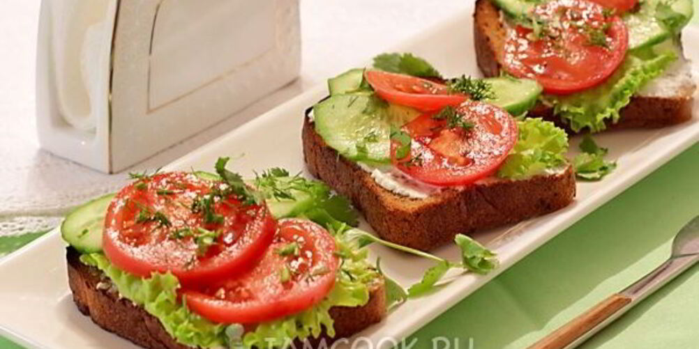Рецепт бутербродов с мягкой брынзой и овощами