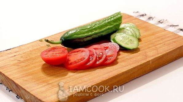 бутерброды с мягкой брынзой и овощами