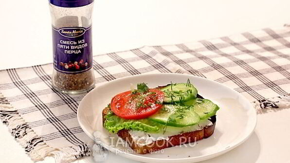 бутерброды с мягкой брынзой и овощами