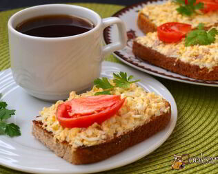 Бутерброды с печенью трески, яйцом и плавленым сыром