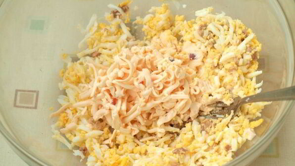 бутерброды с печенью трески, яйцом и плавленым сыром