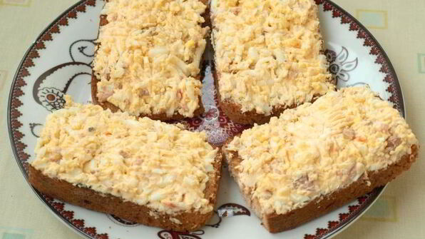 бутерброды с печенью трески, яйцом и плавленым сыром