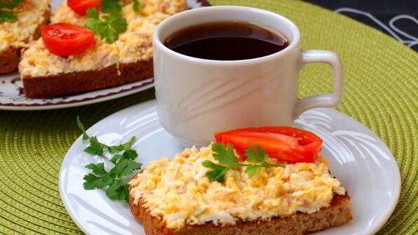 бутерброды с печенью трески, яйцом и плавленым сыром