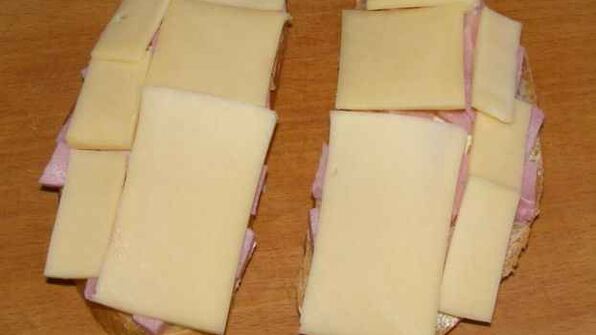 бутерброды с помидорами, ветчиной и сыром