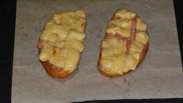 бутерброды с помидорами, ветчиной и сыром