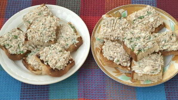 бутерброды с сардинами и плавленым сыром