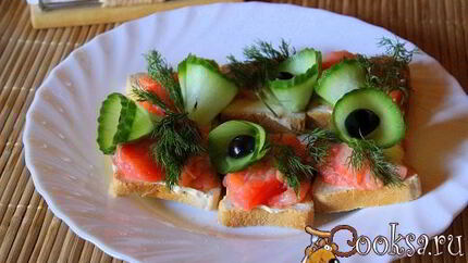 Бутерброды с семгой и свежим огурцом