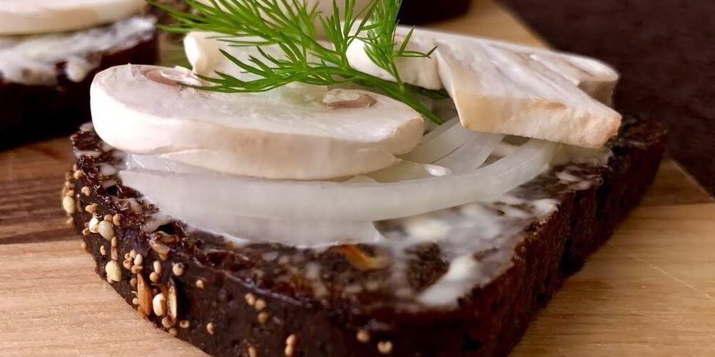 Рецепт бутербродов с сырыми шампиньонами