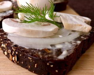 Бутерброды с сырыми шампиньонами