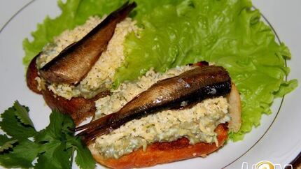 Бутерброды со шпротами и авокадо