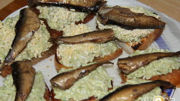 бутерброды со шпротами и авокадо