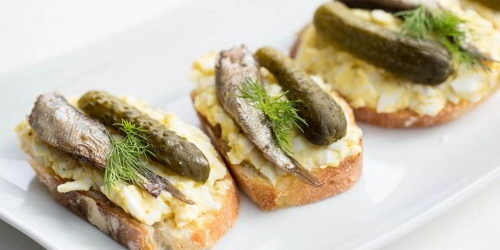 Рецепт бутербродов со шпротами и соленым огурцом