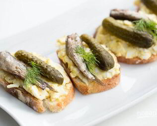 Бутерброды со шпротами и соленым огурцом