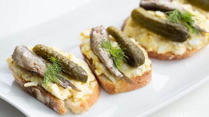 Бутерброды со шпротами и соленым огурцом