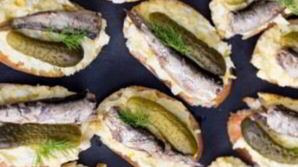 бутерброды со шпротами и соленым огурцом