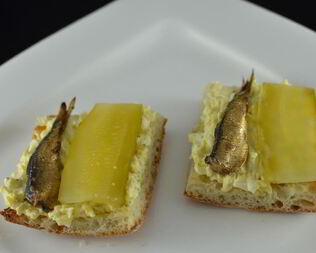 Бутерброды со шпротами и яйцом