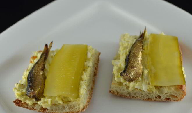 Бутерброды со шпротами и яйцом