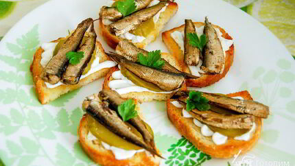 Бутерброды со шпротами