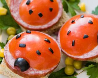 Бутерброды в виде божьих коровок