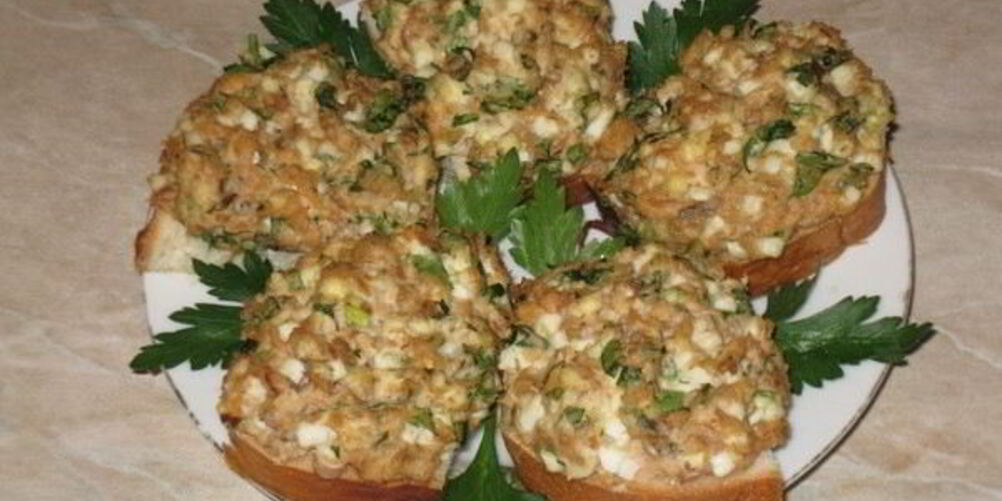 Рецепт горячих бутербродов с горбушей, яйцом и зеленью