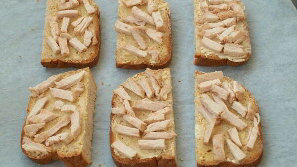 горячие бутерброды с индейкой, сладким перцем и моцареллой