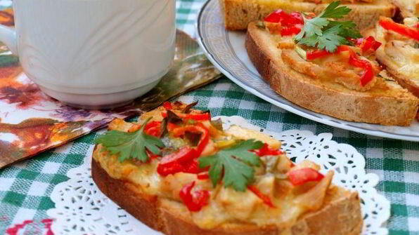 горячие бутерброды с индейкой, сладким перцем и моцареллой