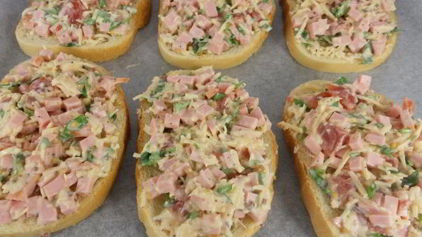 горячие бутерброды с колбасой и сыром