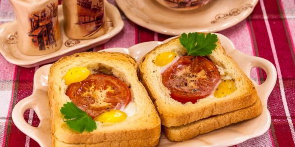 Рецепт горячих бутербродов с окороком, помидорами и яйцами