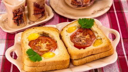 Горячие бутерброды с окороком, помидорами и яйцами