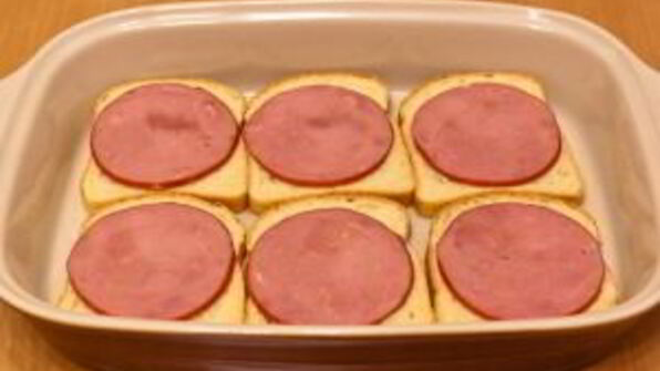 горячие бутерброды с окороком, помидорами и яйцами