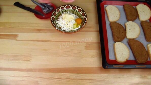 горячие бутерброды с плавленным сыром и чесноком