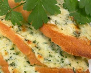 Горячие бутерброды с соусом и сыром