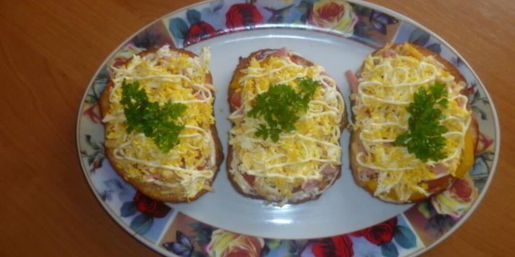 Рецепт горячих бутербродов с сыром и колбасой в микроволновке