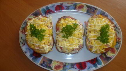 Горячие бутерброды с сыром и колбасой в микроволновке