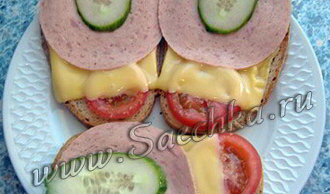 Горячие бутерброды с сыром и помидором