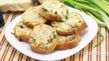 Горячие бутерброды с сыром и зеленью