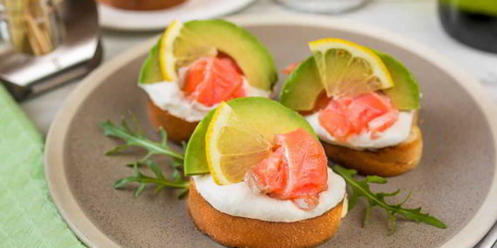 Рецепт мини-бутербродов с лососем и кремом из хрена