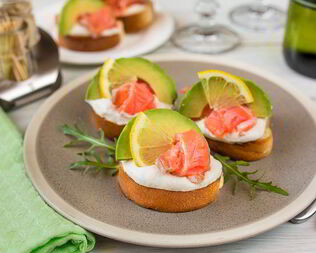 Мини-бутерброды с лососем и кремом из хрена