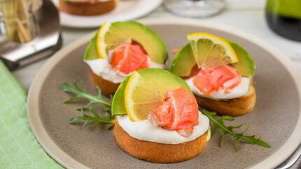 Мини-бутерброды с лососем и кремом из хрена