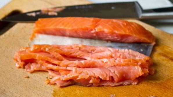 мини-бутерброды с лососем и кремом из хрена