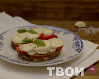 Запеченный бутерброд с помидором и моцареллой