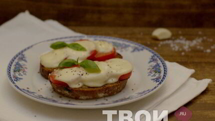 Запеченный бутерброд с помидором и моцареллой