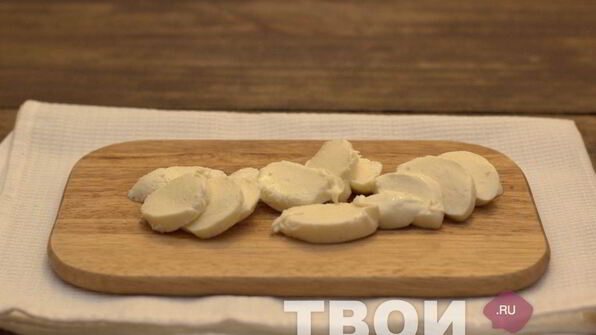 запеченный бутерброд с помидором и моцареллой