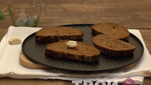 запеченный бутерброд с помидором и моцареллой