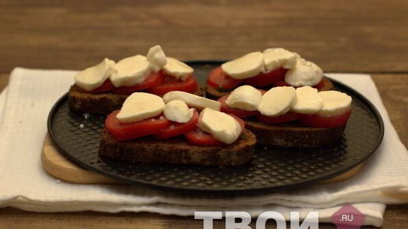 запеченный бутерброд с помидором и моцареллой