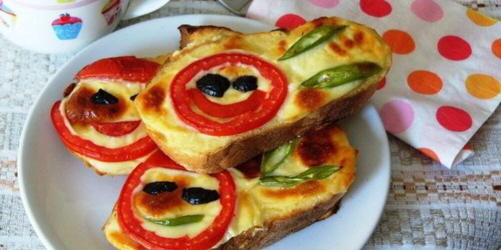 Рецепт запеченных бутербродов с йогуртом и помидорами