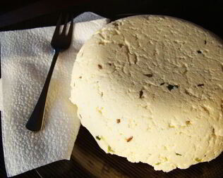 Домашний яичный сыр с зеленью