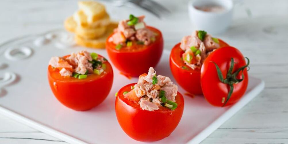 Рецепт фаршированных помидоров с консервированным тунцом