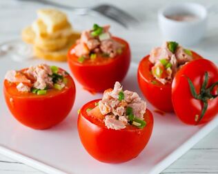 Фаршированные помидоры с консервированным тунцом