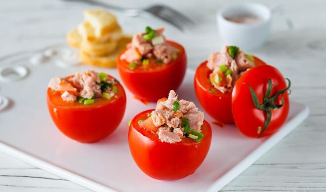 Фаршированные помидоры с консервированным тунцом